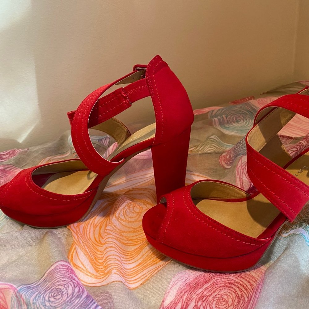 Chinese Laundry Red Platform Sandal -Size 8